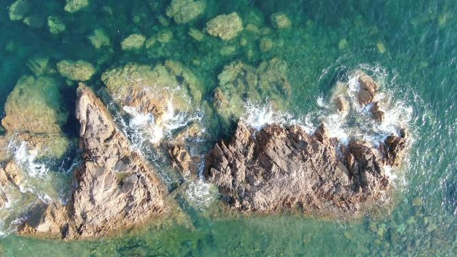 俯拍大海海浪拍打礁石