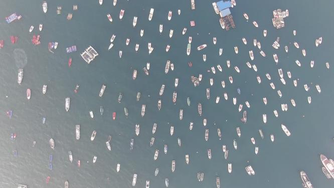 俯拍海上游船渔船