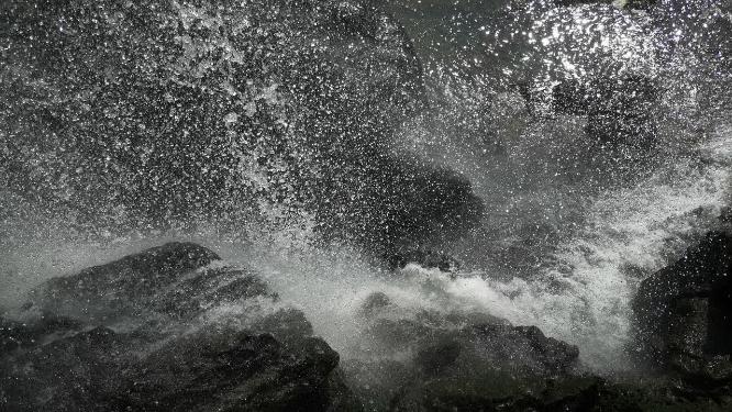 实拍瀑布流水
