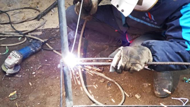 实拍电焊工人施工工作