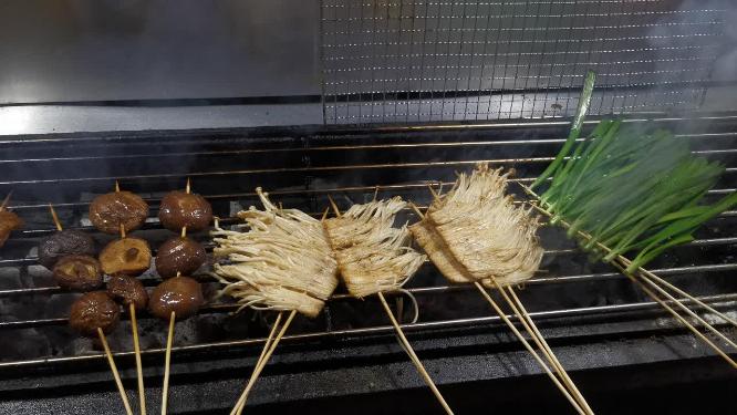 实拍路边摊烧烤美食