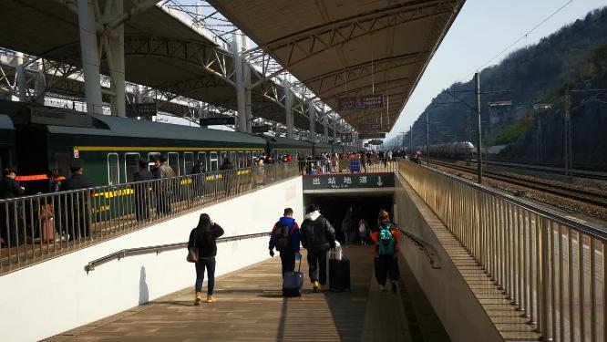 实拍进出站旅客背影