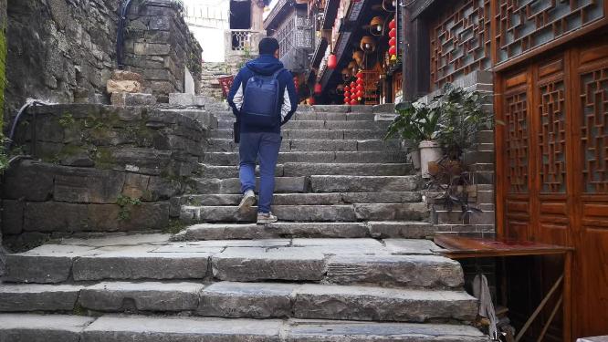 旅途行人背影