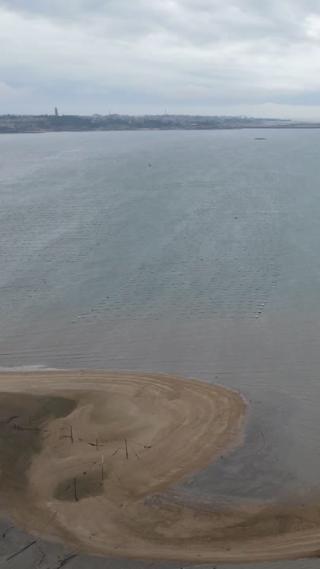航拍大海岛屿沙滩礁石竖屏