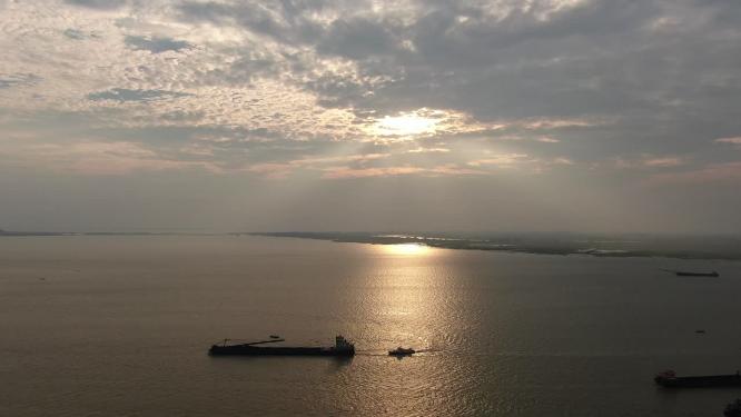 湖南岳阳洞庭湖日落晚霞夕阳船只
