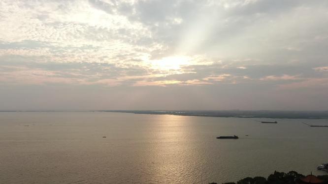 湖南岳阳洞庭湖日落晚霞夕阳船只