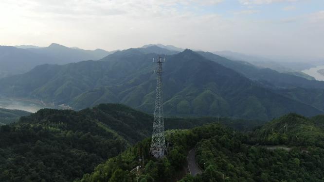 航拍大山信号塔
