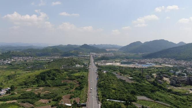 航拍贵州大山笔直公路交通