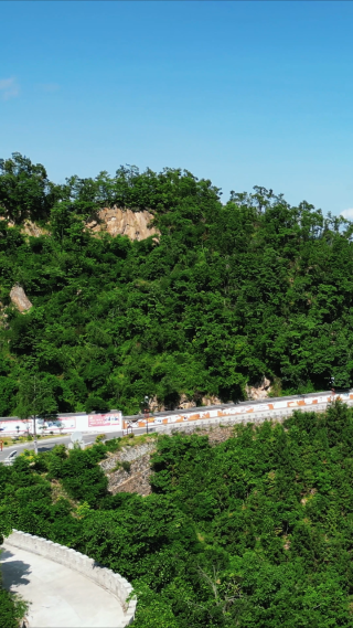 崇山峻岭蜿蜒盘山公路竖屏航拍
