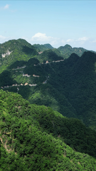崇山峻岭蜿蜒盘山公路竖屏航拍