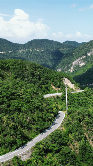 崇山峻岭蜿蜒盘山公路竖屏航拍