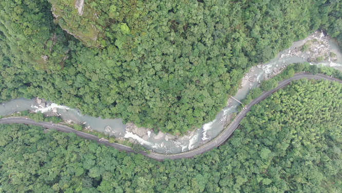 俯拍峡谷河流唯美公路