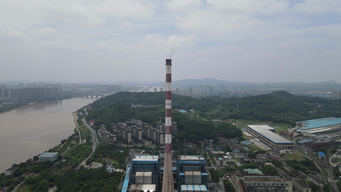 城市航拍工业生产烟囱炊烟