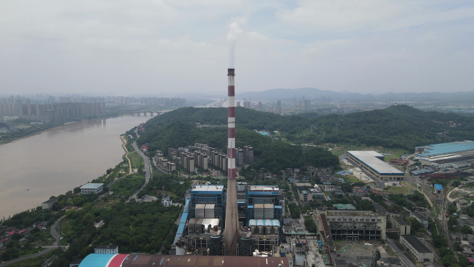 城市航拍工业生产烟囱炊烟
