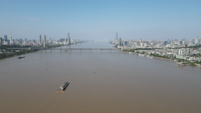 城市航拍武汉长江大桥交通地标
