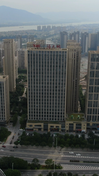 城市航拍福州高铁南站片区交通竖屏