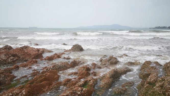 实拍大海海浪沙滩礁石