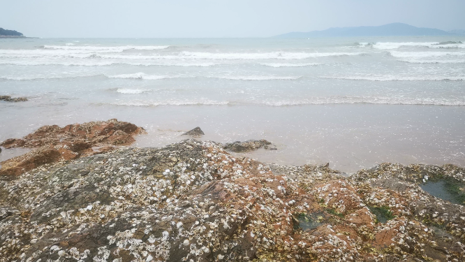 实拍大海海浪沙滩礁石