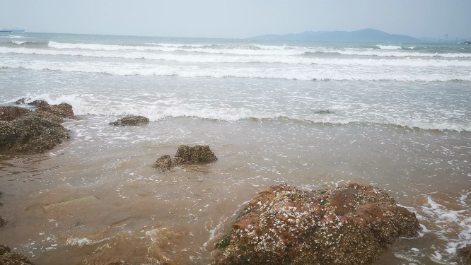 实拍大海海浪沙滩礁石