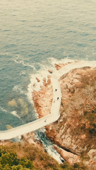 旅游景区深圳大梅沙海边步道竖屏