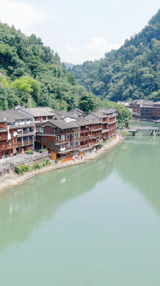 旅游景区湖南湘西凤凰古城竖屏航拍 