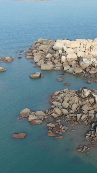 旅游景区福建湄洲岛大海海浪沙滩礁石竖屏