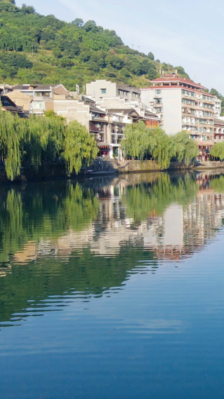 旅游景区贵州镇远古镇侗族特色建筑竖屏航拍