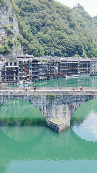 旅游景区贵州镇远古镇青龙桥竖屏航拍