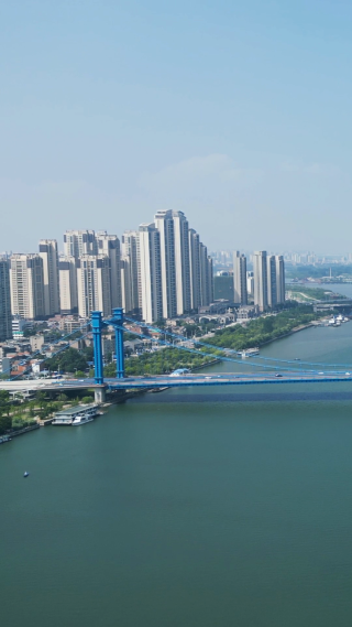 湖北襄阳凤雏大桥交通竖屏航拍