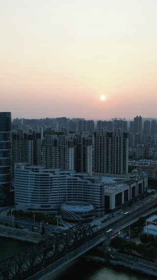 湖北襄阳城市日落晚霞夕阳竖屏航拍 