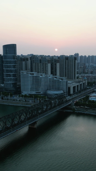 湖北襄阳城市日落晚霞夕阳竖屏航拍 