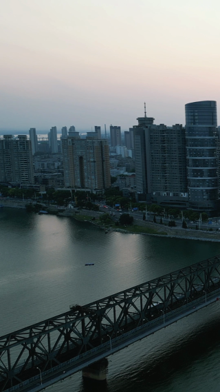 湖北襄阳城市日落晚霞夕阳竖屏航拍 