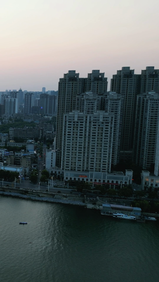湖北襄阳城市日落晚霞夕阳竖屏航拍 