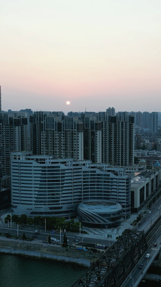 湖北襄阳城市日落晚霞夕阳竖屏航拍