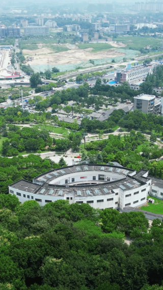 湖北襄阳烈士纪念馆竖屏航拍