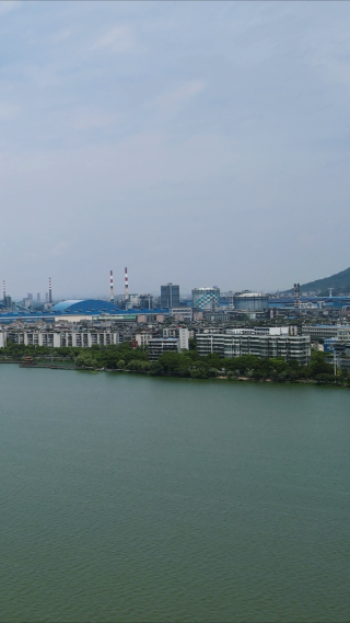 湖北鄂州城市工业生产竖屏航拍