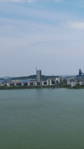 湖北鄂州城市工业生产竖屏航拍