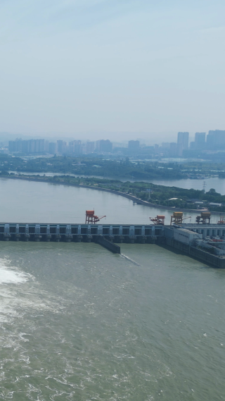 湖北长江三峡葛洲坝竖屏航拍