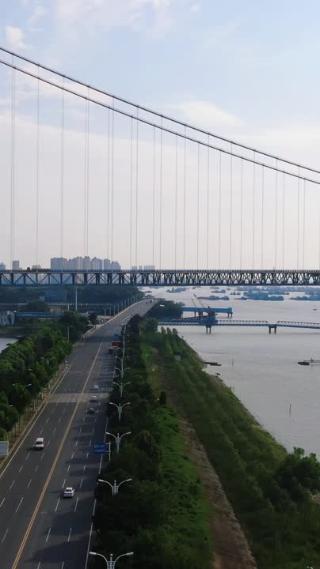 竖屏航拍湖南岳阳洞庭湖大桥