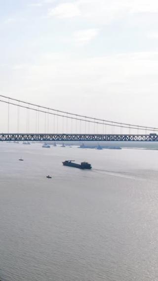 竖屏航拍湖南岳阳洞庭湖大桥