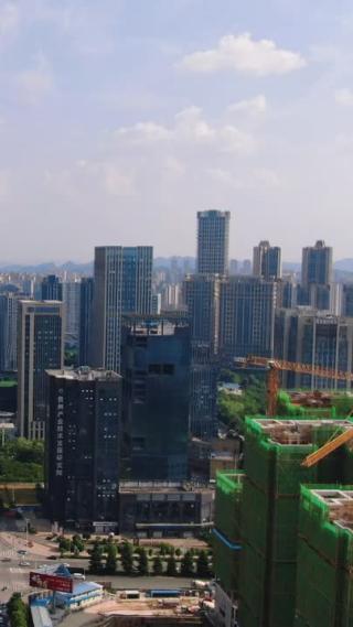 竖屏航拍贵阳经济开发区商务建筑