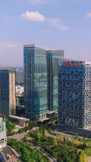 竖屏航拍贵阳经济开发区商务建筑