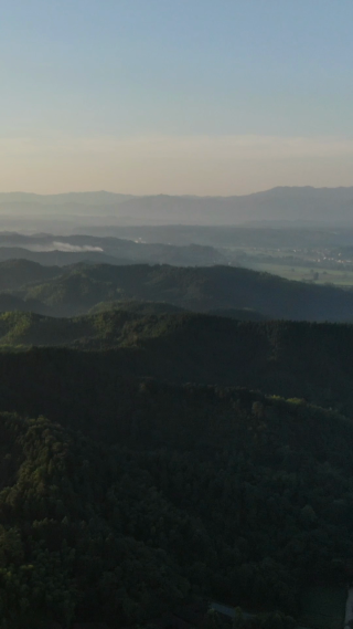 自然风光大自然起伏山峰迷雾竖屏