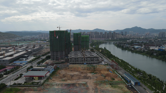 航拍城市建设工地施工吊塔