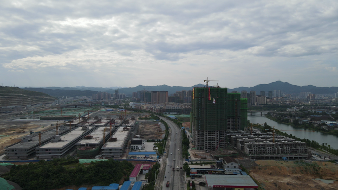航拍城市建设工地施工吊塔