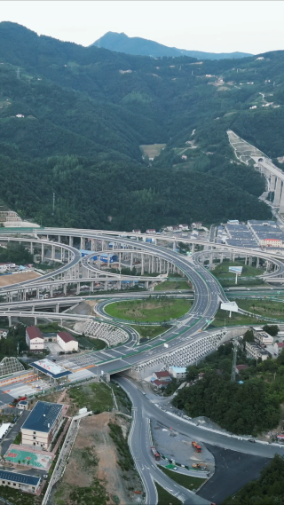 航拍城市错综复杂高架桥交通竖屏