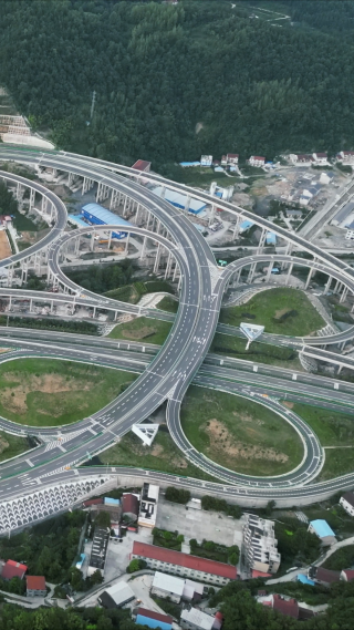 航拍城市错综复杂高架桥交通竖屏