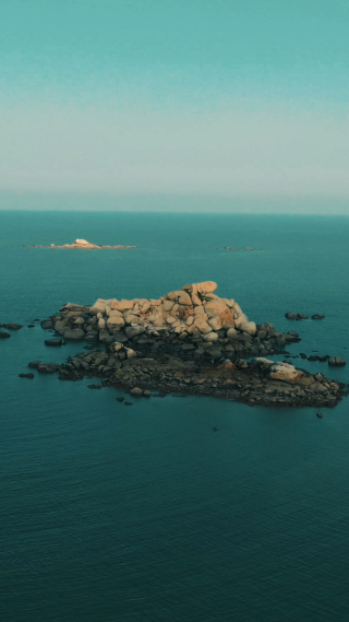 航拍夏日蓝色大海海洋竖屏