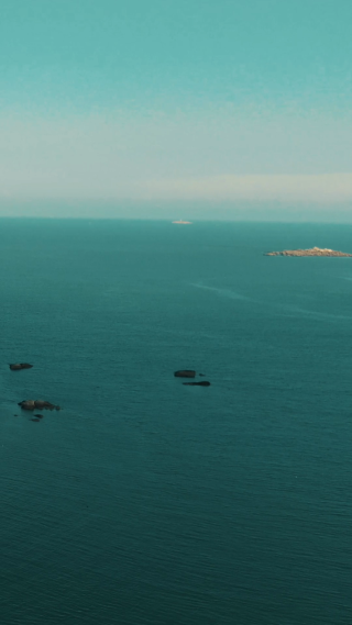 航拍夏日蓝色大海海洋竖屏