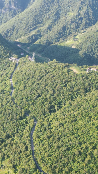 航拍大山中的公路竖屏